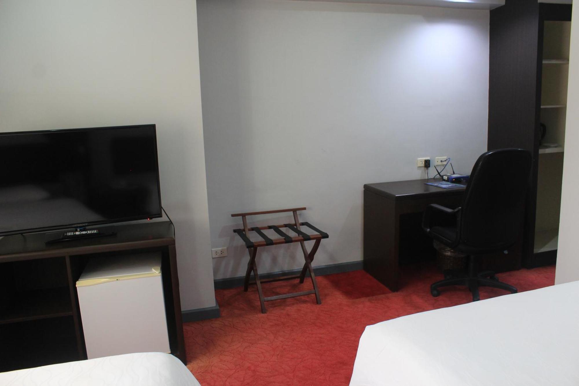 Aim Conference Center Hotel Makati City Exterior photo